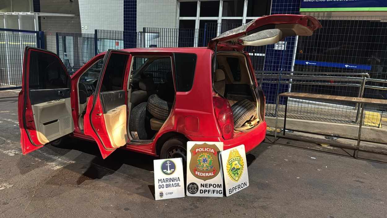Carro abarrotado de pneus é interceptado próximo a porto clandestino
