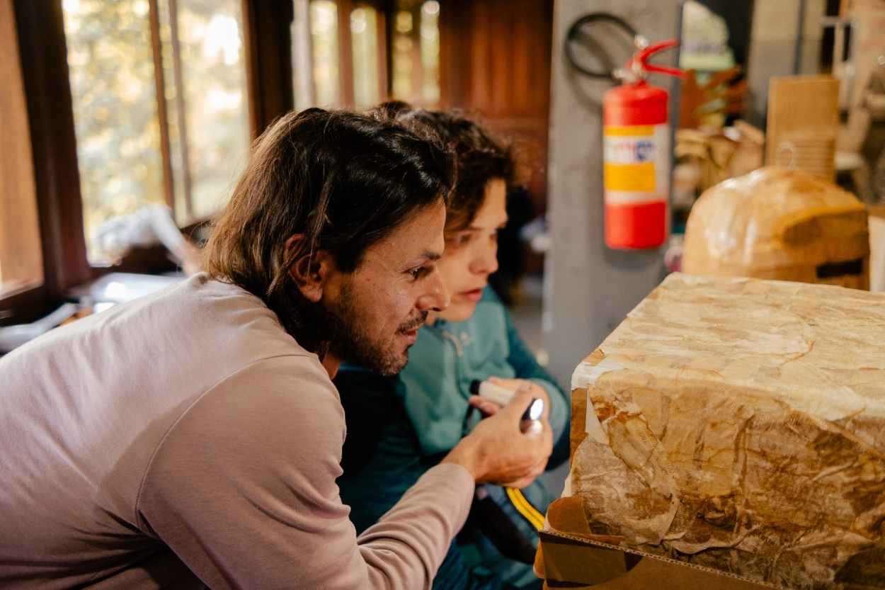 Feira do Livro recebe teatro lambe-lambe da Cia Entre Fronteiras