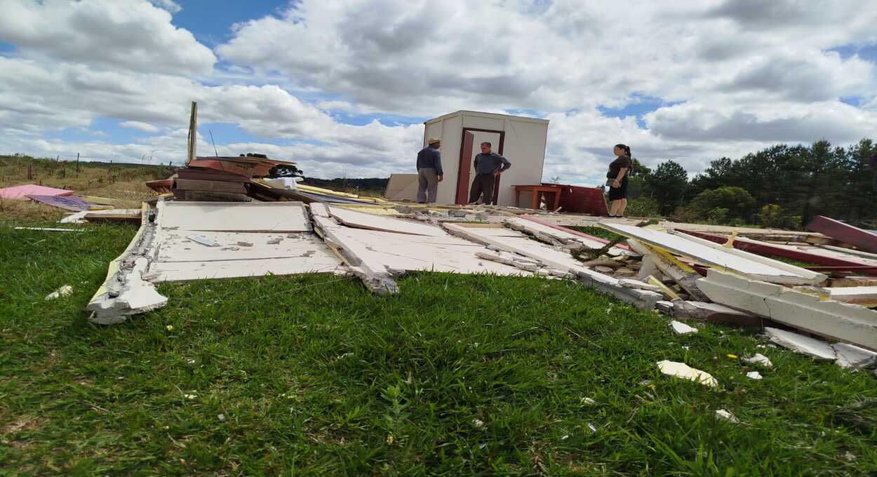 Tornado em Guarapuava: casas destruídas e araucárias gigantescas derrubadas como folhas de papel