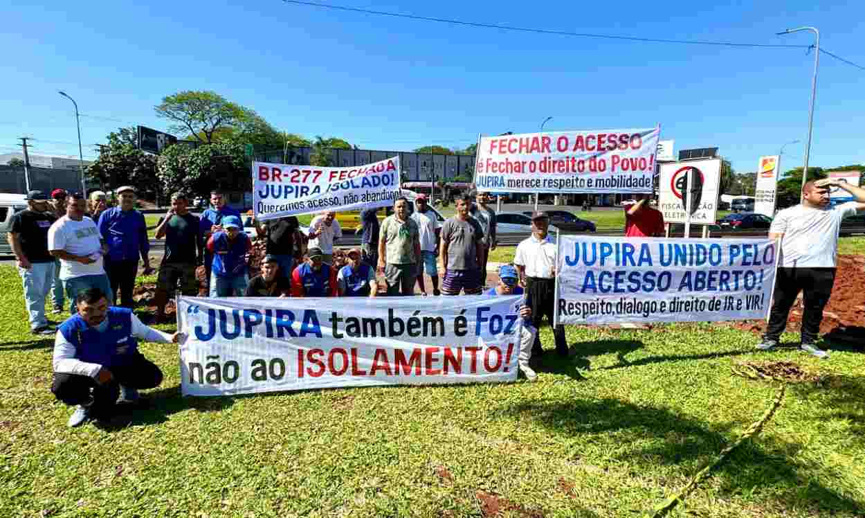 Jupira: comerciantes e moradores protestam por reabertura do acesso na BR-277