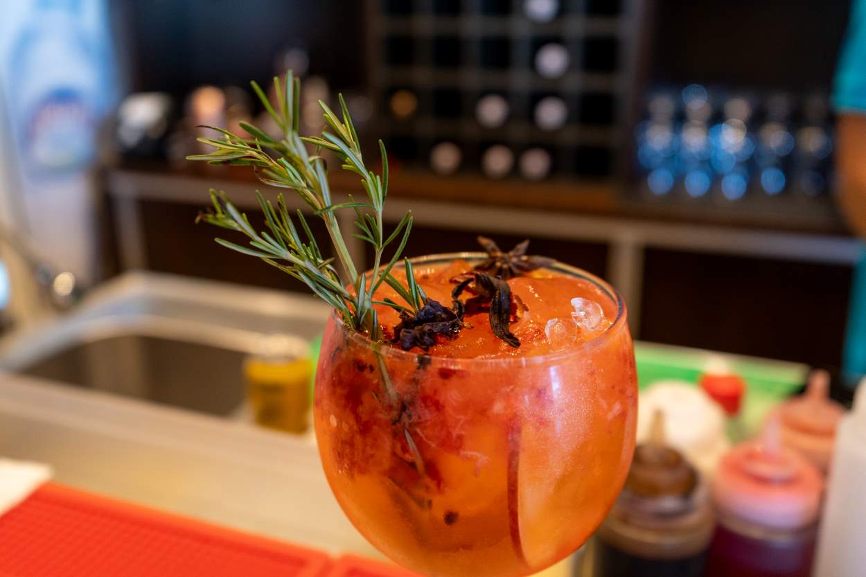 Drinques e pôr do sol: happy hour com sabor de fronteira é no Marco