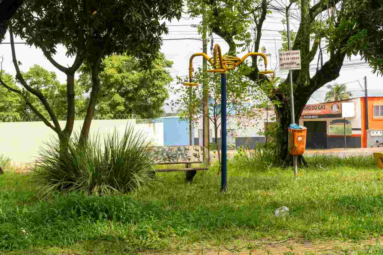 Moradores cobram solução para praça pública abandonada na Vila C
