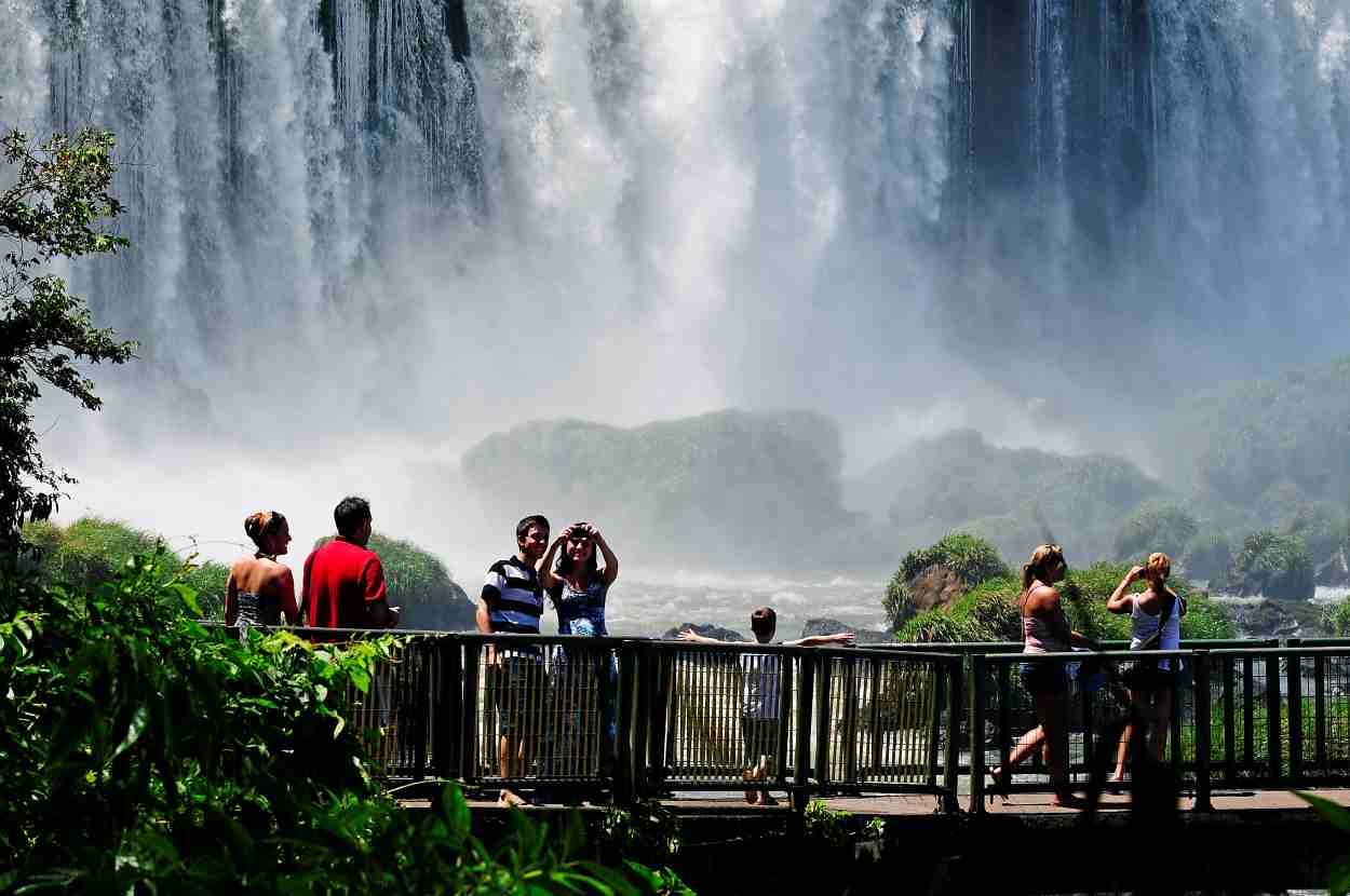 Taxa de serviços aumenta renda de profissionais do turismo em 100 empresas de Foz