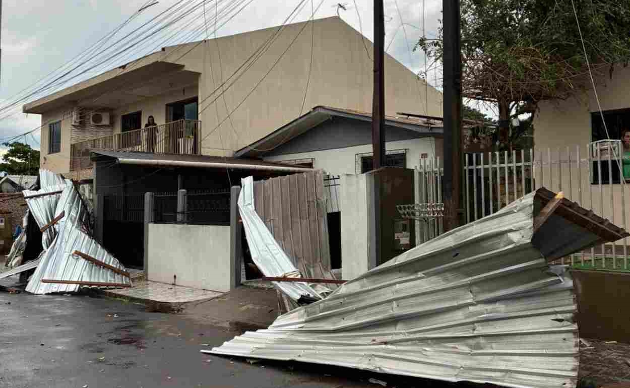 Chuva e rajadas de vento causam estragos em Foz do Iguaçu