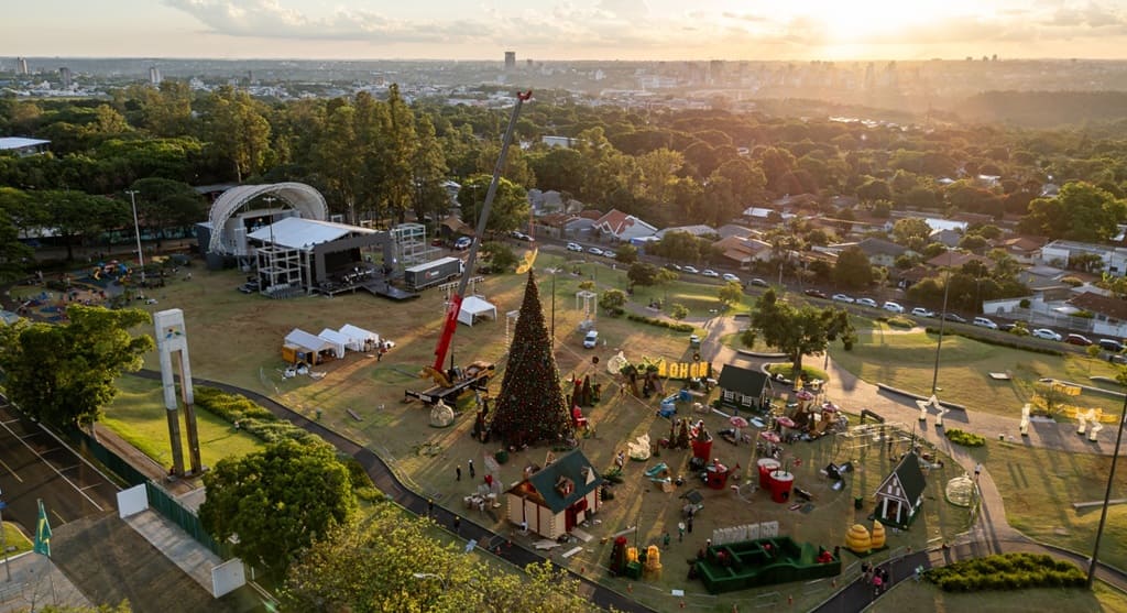 Panorâmica da montagem do Natal de Itaipu no Gramadão.