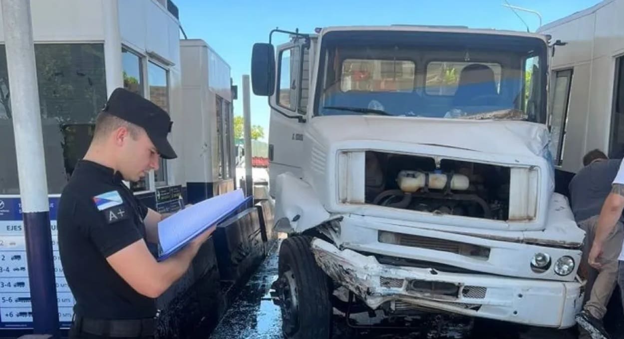 Caminhão colide contra posto de pedágio em rodovia da Argentina