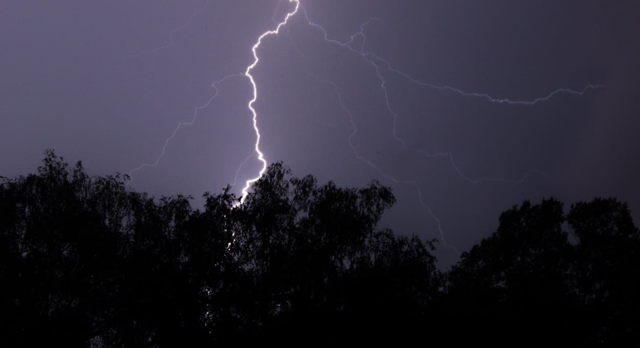 Tragédia no Paraguai: motociclista morre atingido por raio durante tempestade