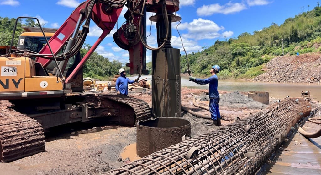 Trabalhos de construção dos pilares da ponte sobre o Monday.