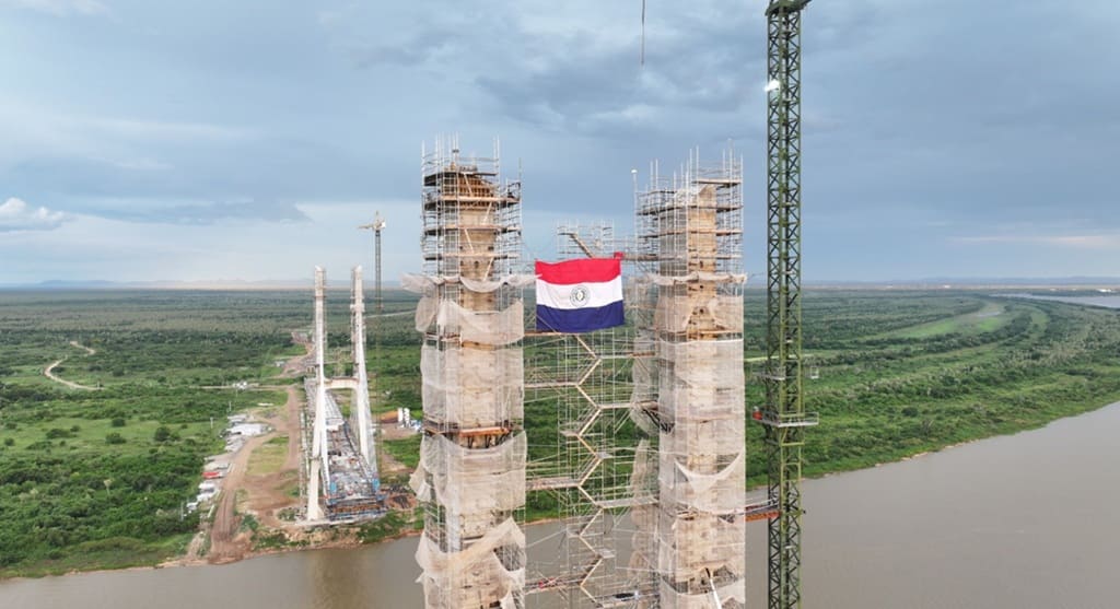 Bandeira do Paraguai representa o orgulho nacional pela obra.