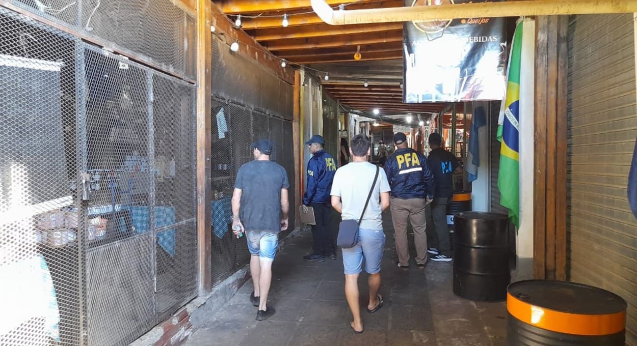 Polícia Federal Argentina faz operação contra azeite clandestino em Puerto Iguazú