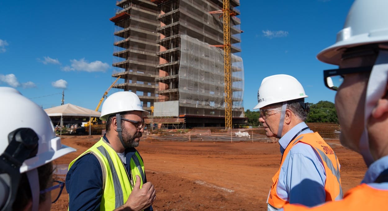 Diretoria e equipe técnica de Itaipu visitam obras do campus da Unila