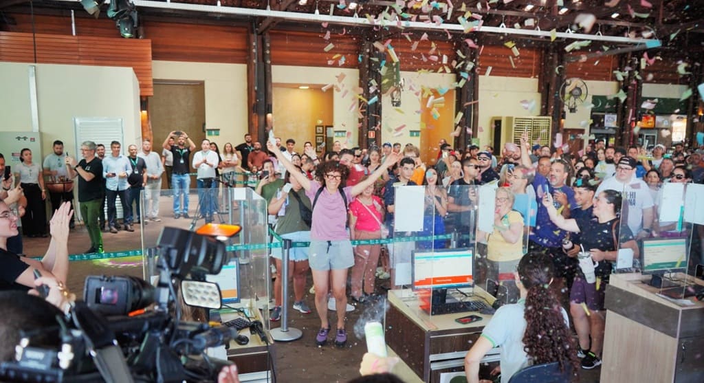 Momento da passagem da turista pelo Centro de Visitantes das Cataratas.