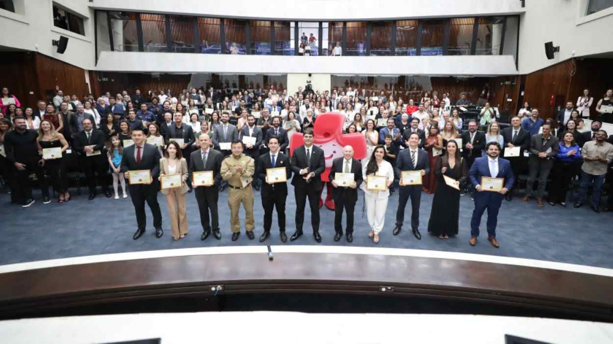 Assembleia homenageia profissionais da saúde pelo serviço à população