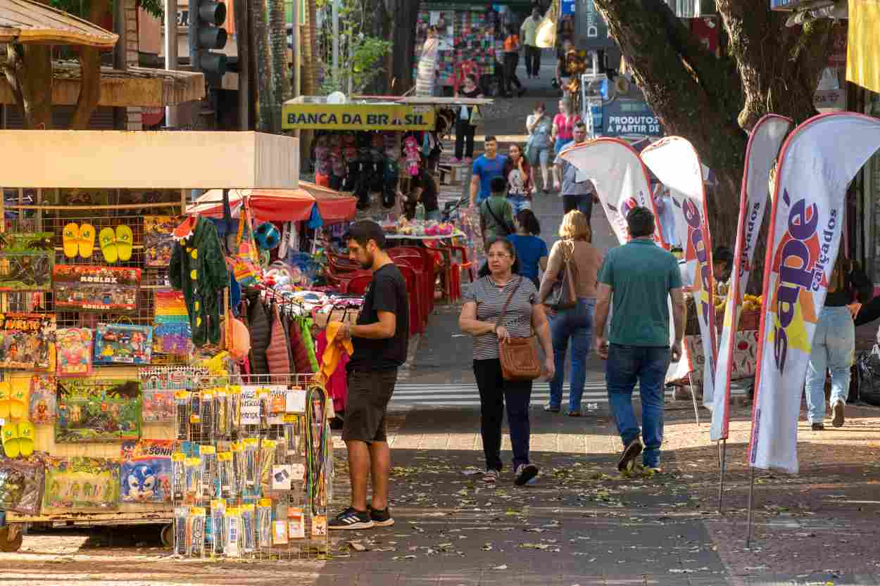 Avenida Brasil, polo de compras, amplia horário até a véspera de Natal