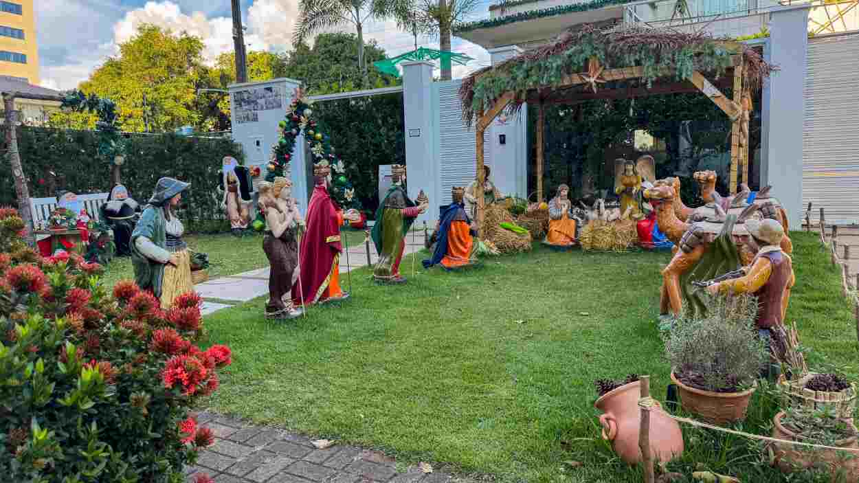Casa do Natal em Foz encanta visitantes na rua mais bonita
