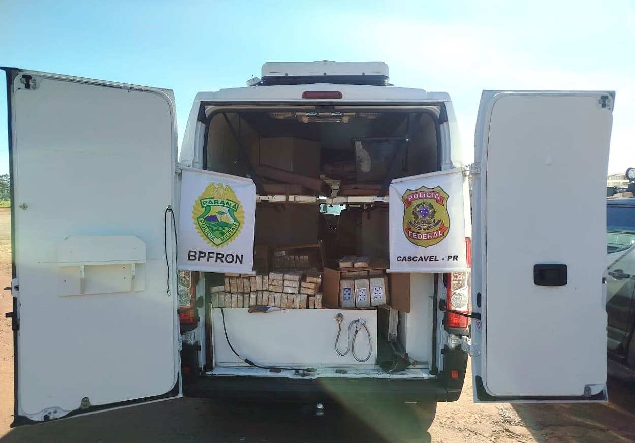 Veículo com batedor cai e polícia intercepta cocaína e crack na BR-277