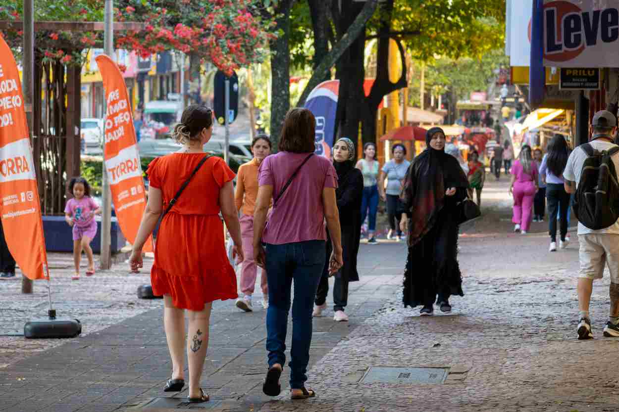 Comércio de Foz ativa modo de Natal com novo horário em dezembro