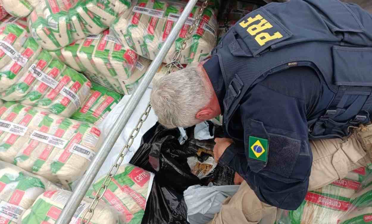 Droga ‘camuflada’ em arroz: PRF apreende 3 toneladas embarcadas em Foz