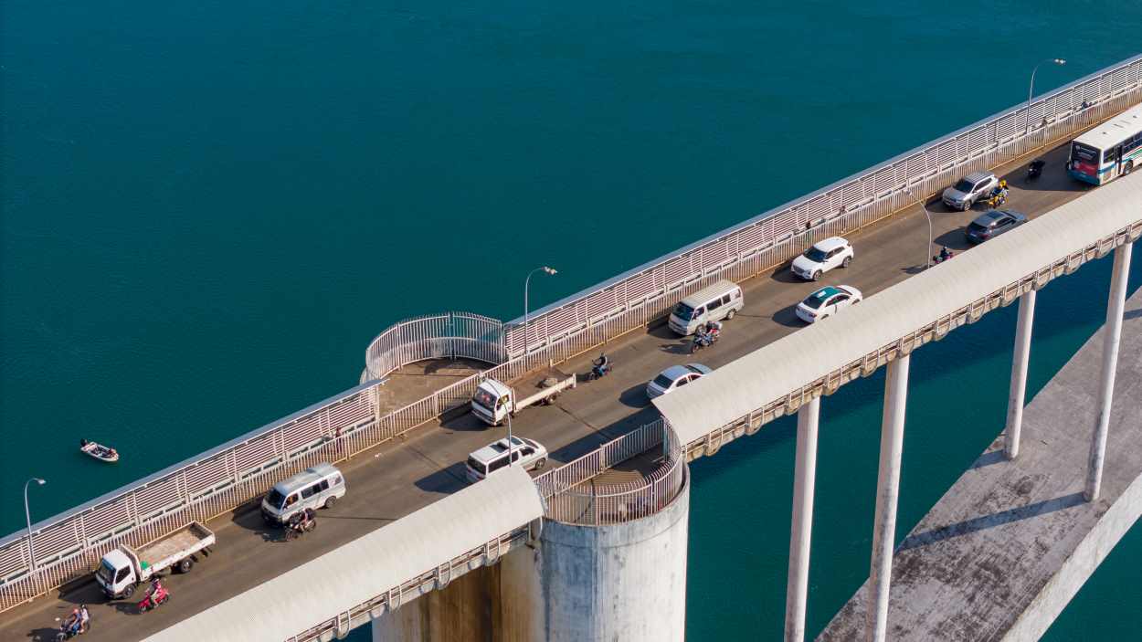 Homem foge e volta ao Paraguai após Receita apreender droga na Ponte da Amizade