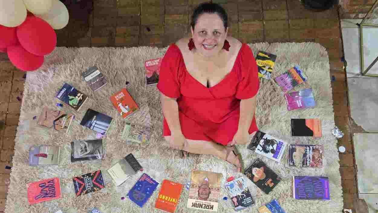Ao completar 40 anos, leitora de Foz do Iguaçu ganha 40 livros de presente