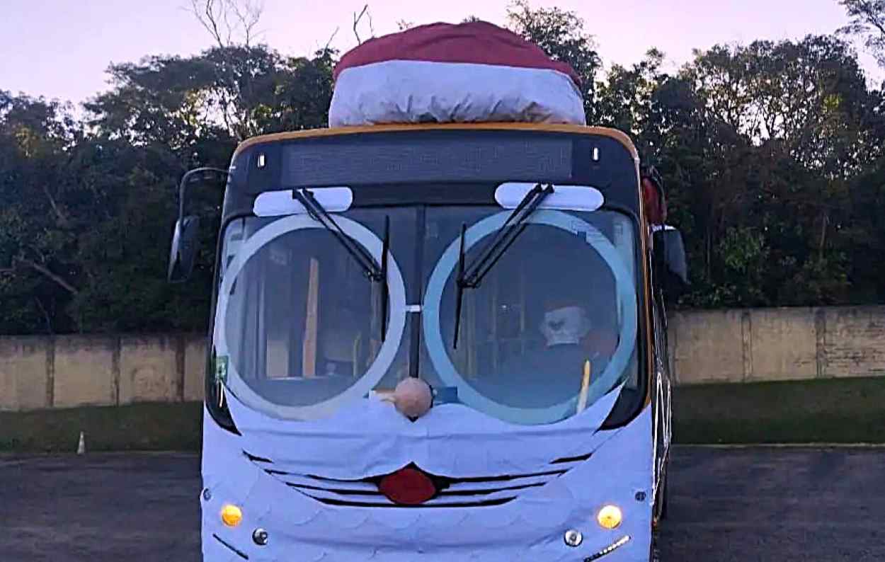 Ônibus natalino da Visac circula por ruas e avenidas de Foz do Iguaçu