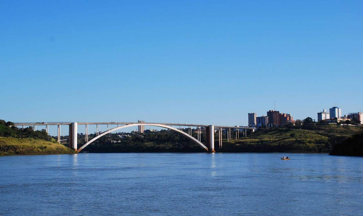 Polícia intercepta Toyota de cigarreiros em Foz do Iguaçu — vídeo