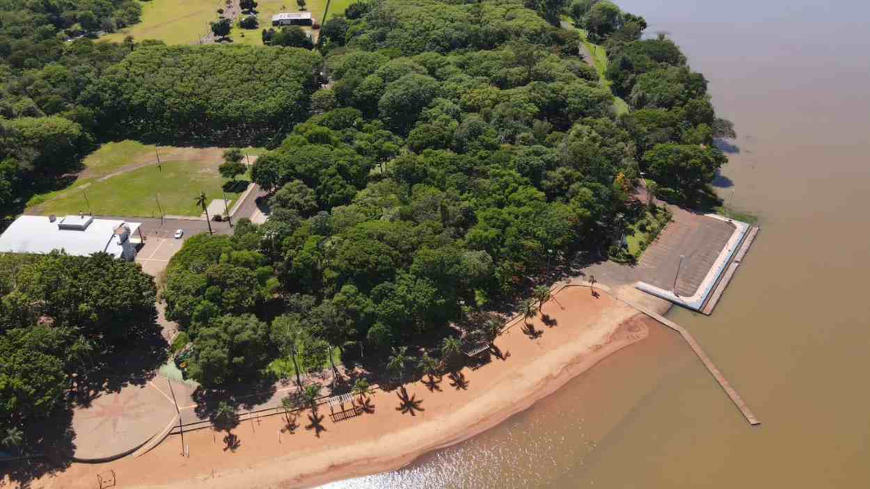Praia de Santa Terezinha abre para o verão com reserva de camping no app