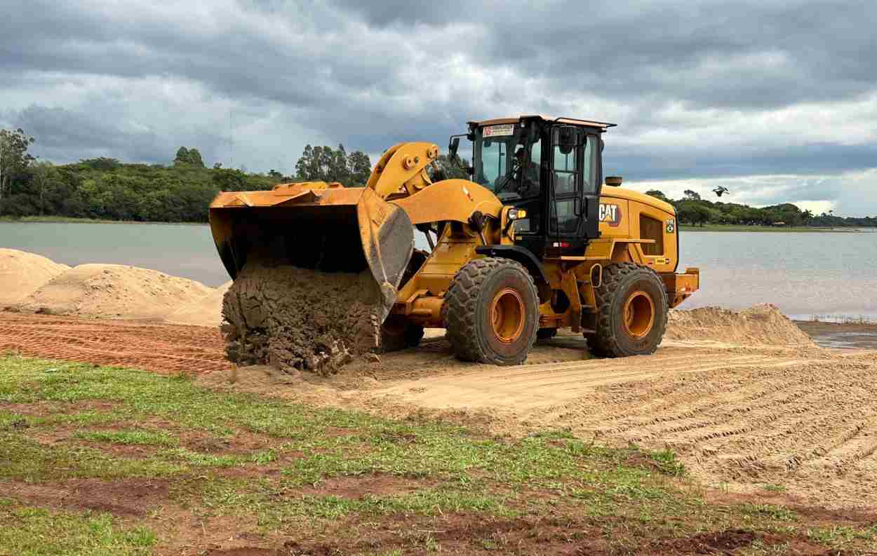 Prainha de Três Lagoas recebe mutirão com reposição de areia e serviços