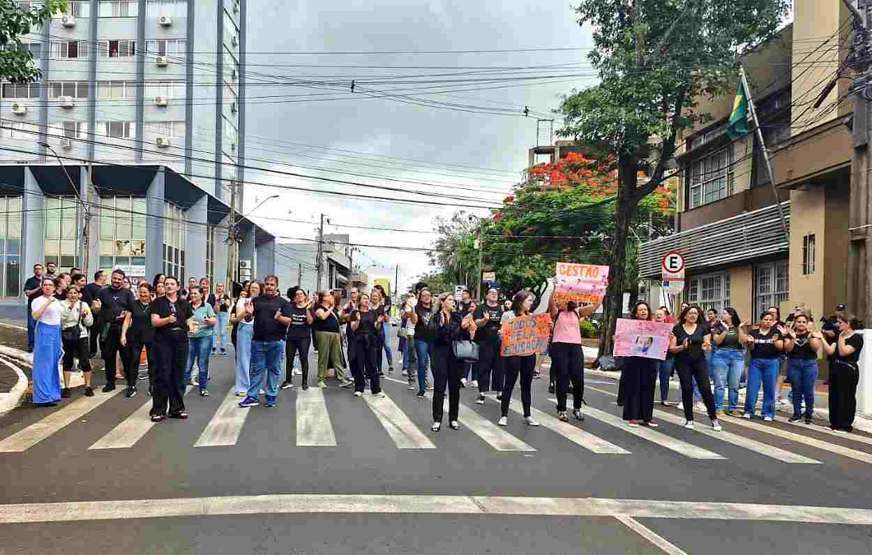 Professores protestam na prefeitura para cobrar mudanças na educação