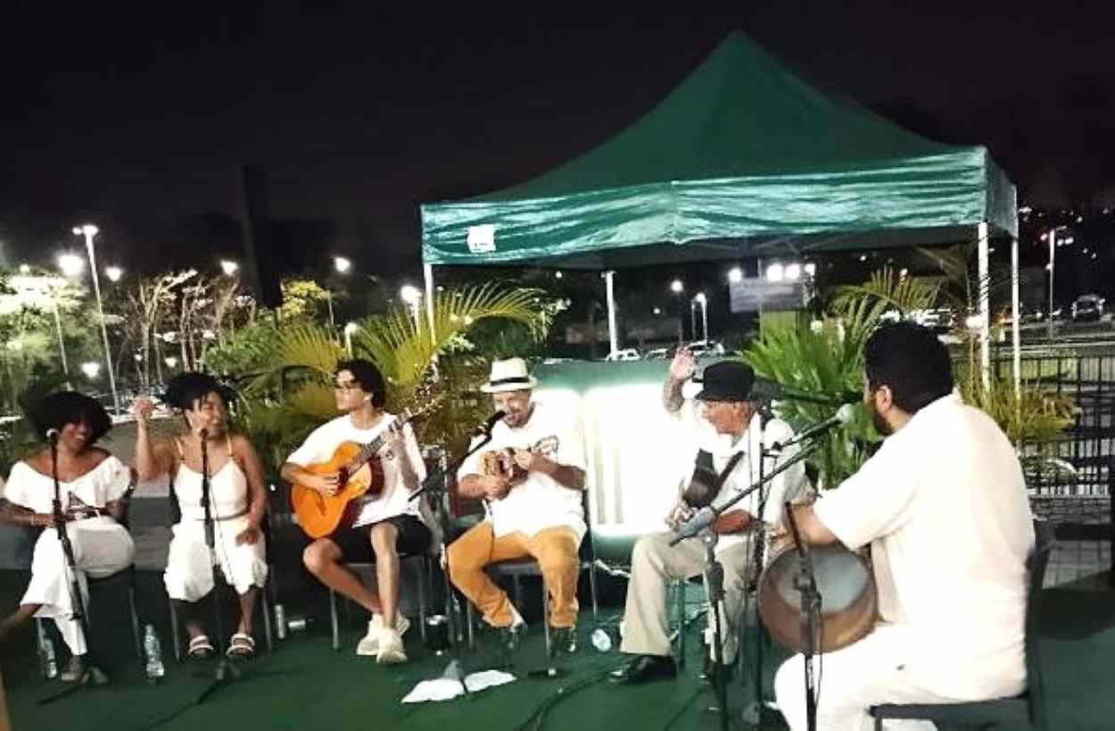 Não Tô de Bobeira leva samba raiz a bar de cerveja em Foz do Iguaçu
