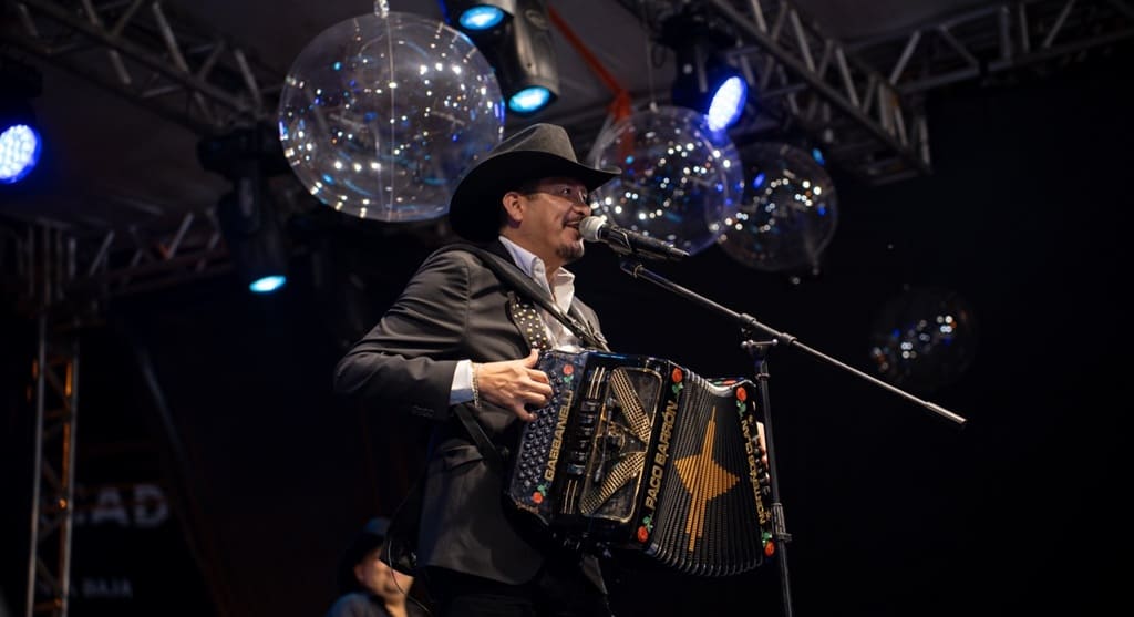 Mexicano Paco Barrón animou o público na festa da virada no Paraguai.