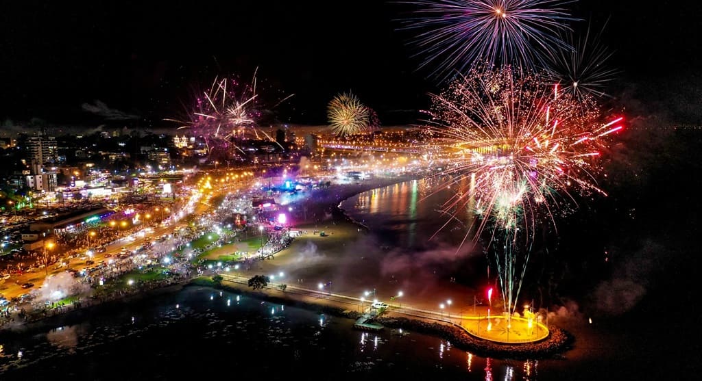 Encarnación promoveu grande queima de fogos na orla do Rio Paraná.