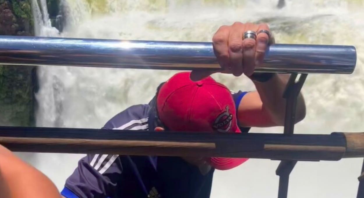 Turista pula grade nas Cataratas do Iguaçu para pegar chapéu