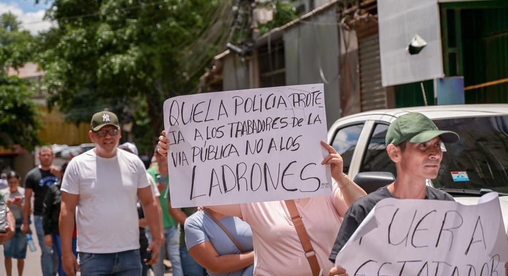 Manifestantes pedem às autoridades de Ciudad del Este providências contra estabelecimentos denunciados por golpes.