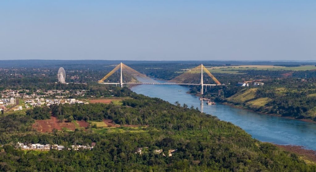 Ponte da Integração Brasil-Paraguai está aberta apenas para a passagem de caminhões vazios, no período noturno.