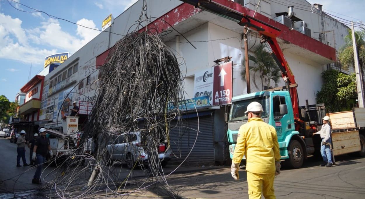 Paraguai dá adeus aos emaranhados de fios nos postes de Ciudad del Este