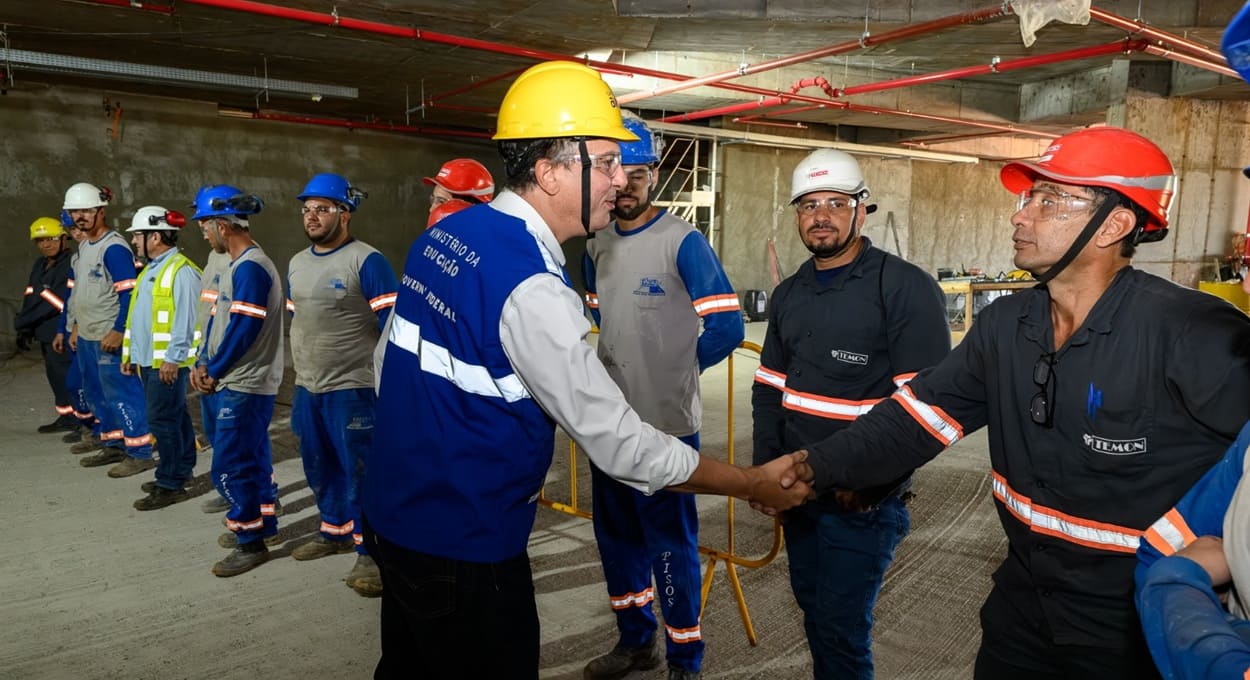 Ministro da Educação percorre obras da Unila na usina de Itaipu