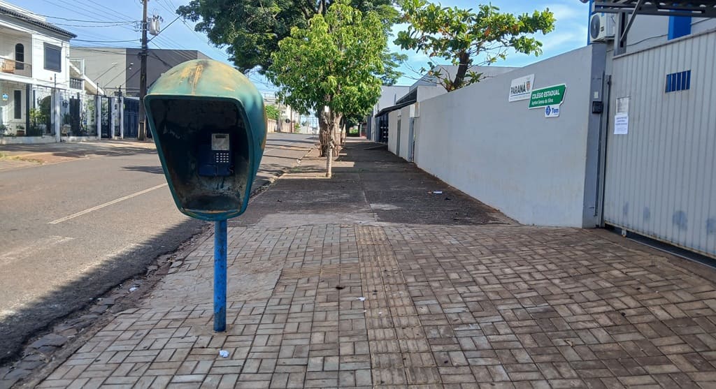 Orelhão em frente ao Colégio Estadual Ayrton Senna.
