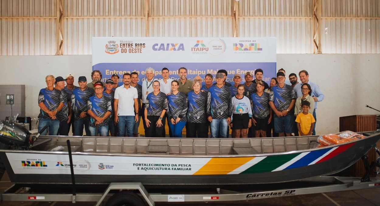 Itaipu entrega barcos e equipamentos para pescadores em Entre Rios