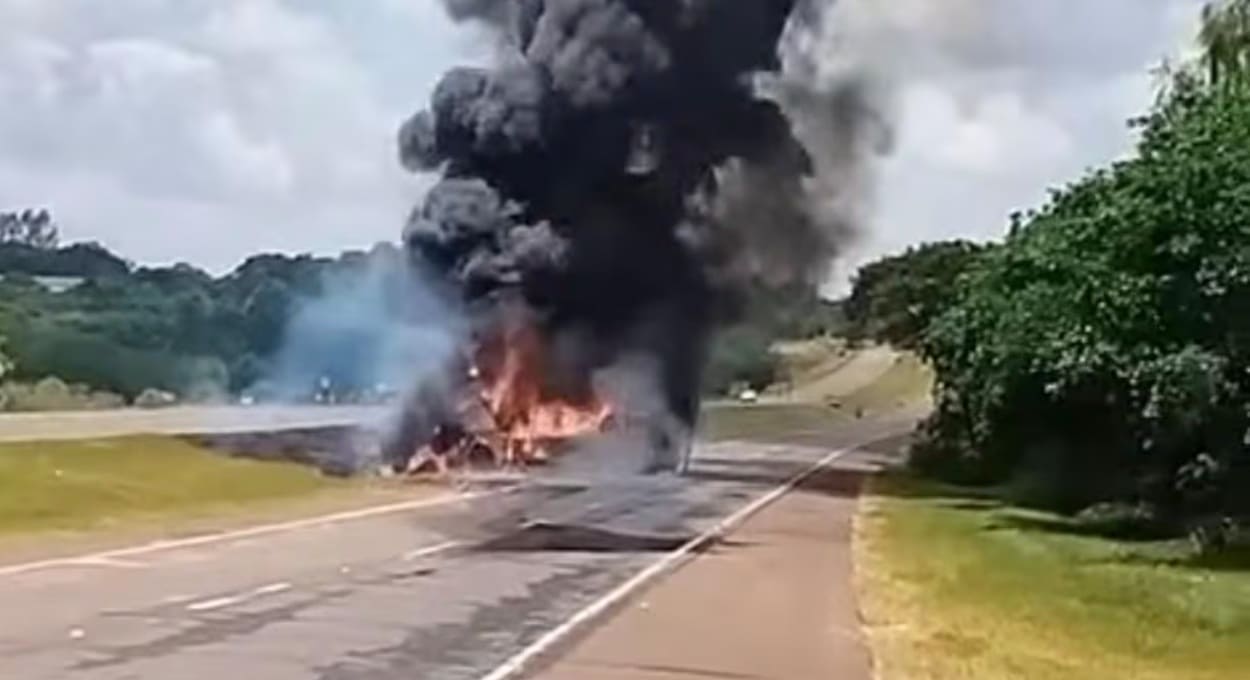 Caminhão pega fogo após batida na Rodovia PY02 no Paraguai