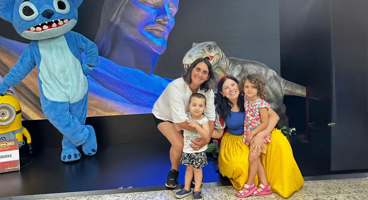 Dreams Park Show leva seus personagens para recepcionar turistas em Foz do Iguaçu