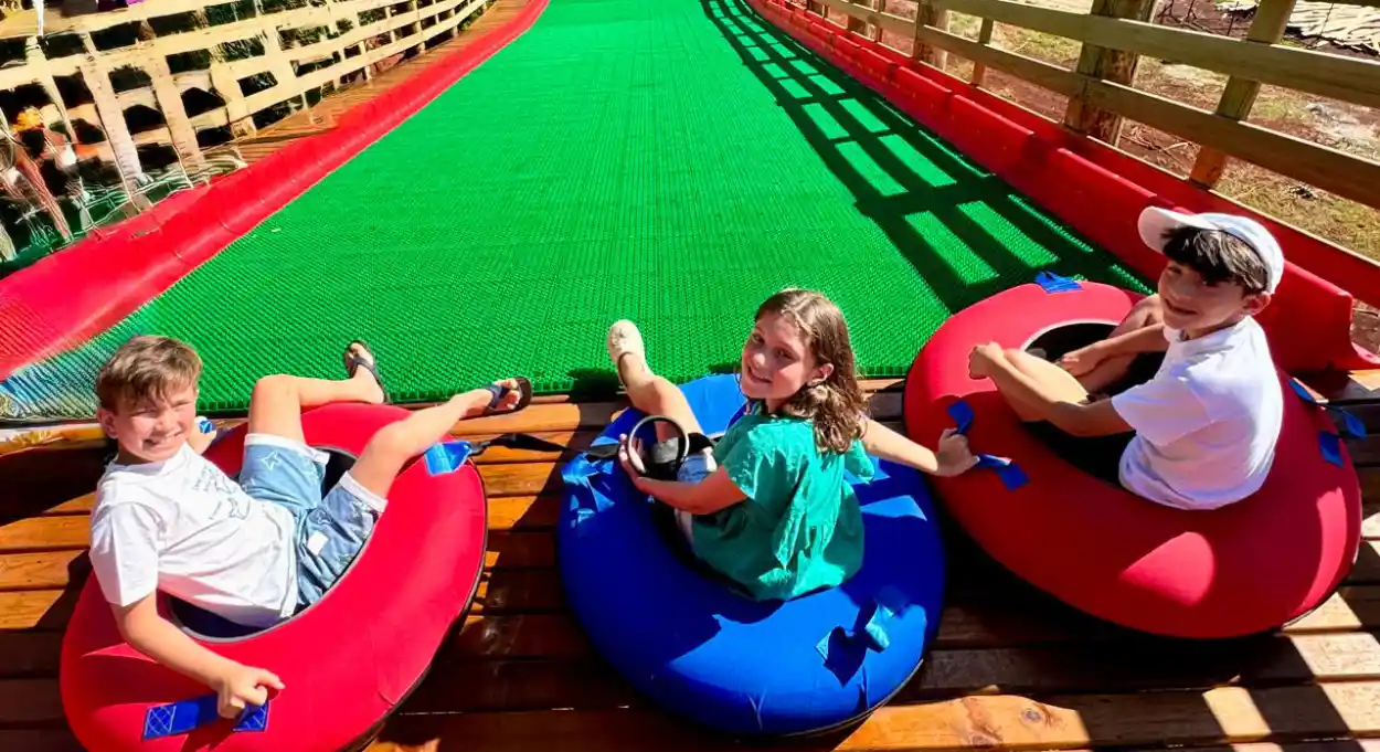 Escorregador gigante é nova atração do Dreams Park Show em Foz do Iguaçu