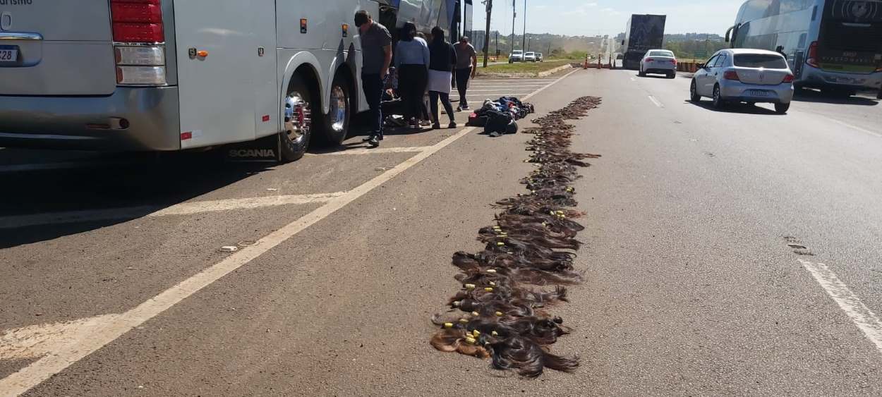 PRF apreende cabelos estrangeiros e medicamentos em ônibus na BR-277