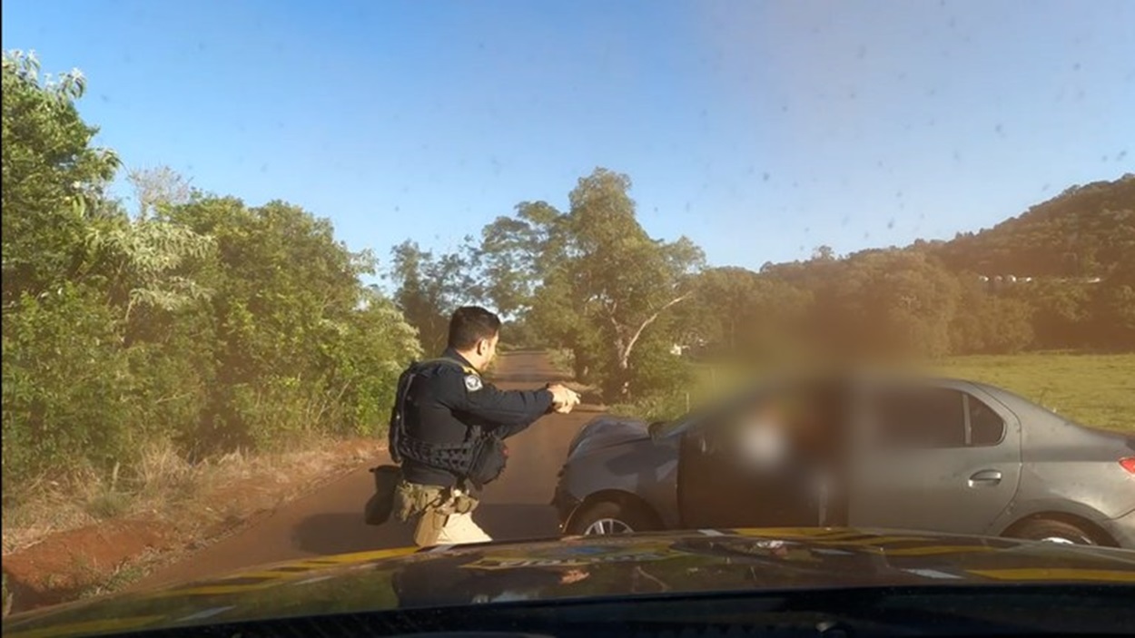 PRF prende casal após fuga na BR-277; motorista transportava maconha e crianças