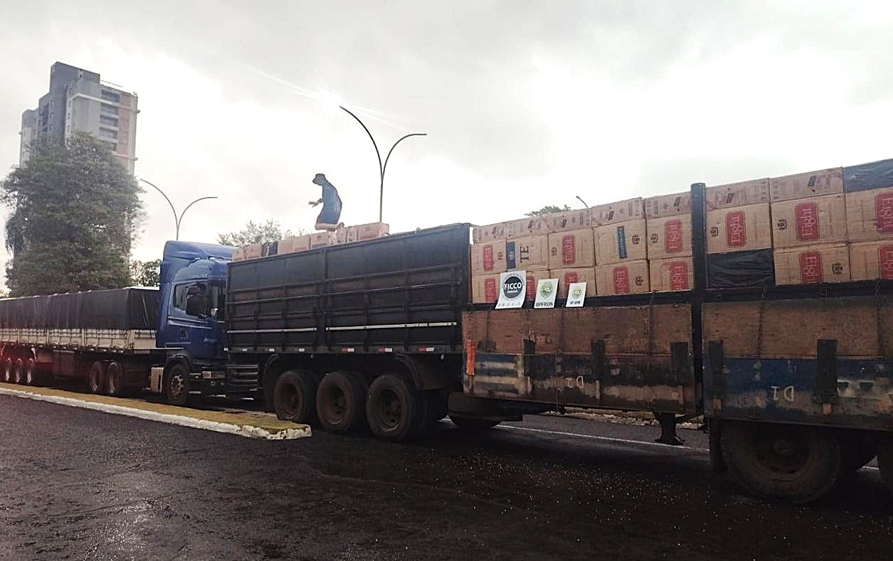 Com cerco na BR-277, polícia intercepta carga de cigarro do Paraguai e duas carretas