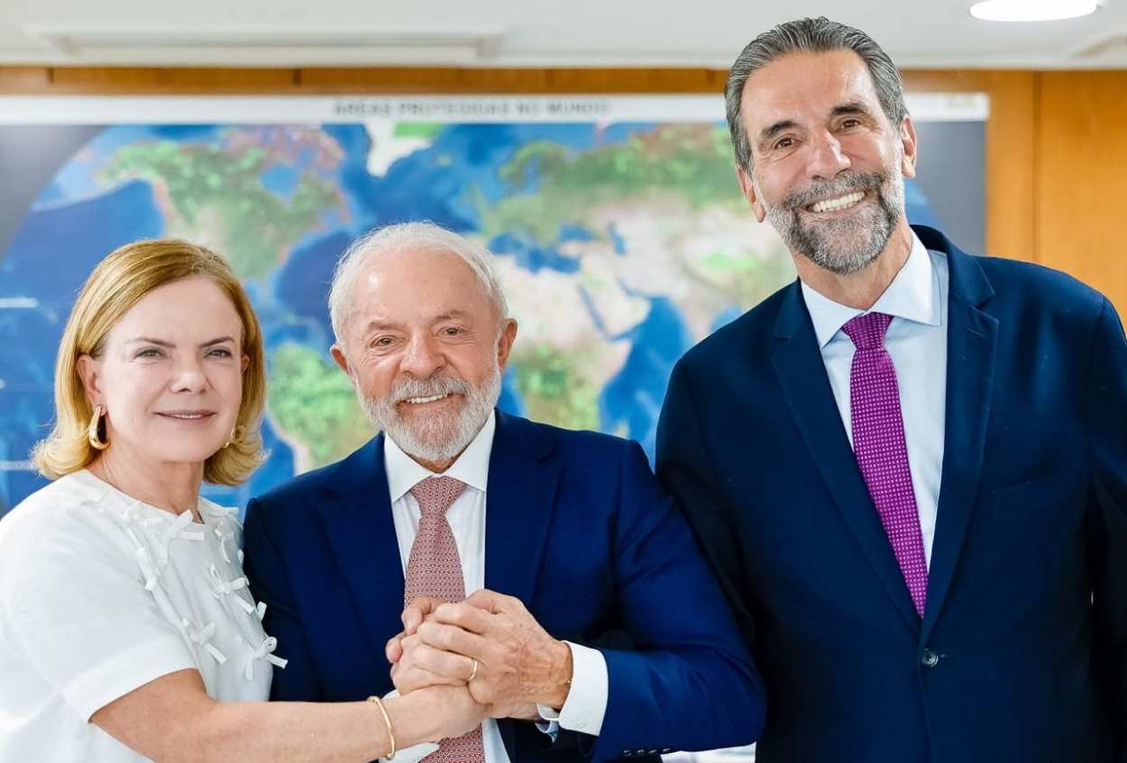 Enio Verri fica na Itaipu, e Gleisi disputa o Senado a pedido de Lula