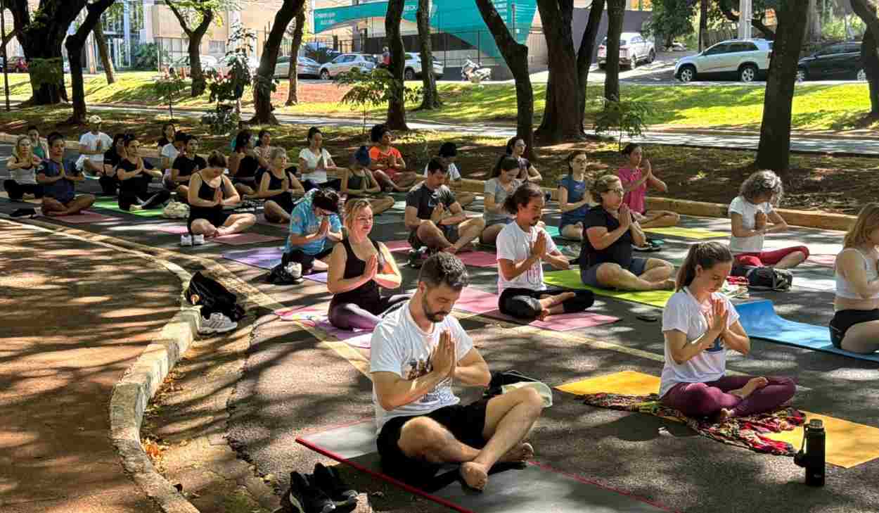 Ioga a céu aberto reforça cultura de cuidado com a saúde mental em Foz