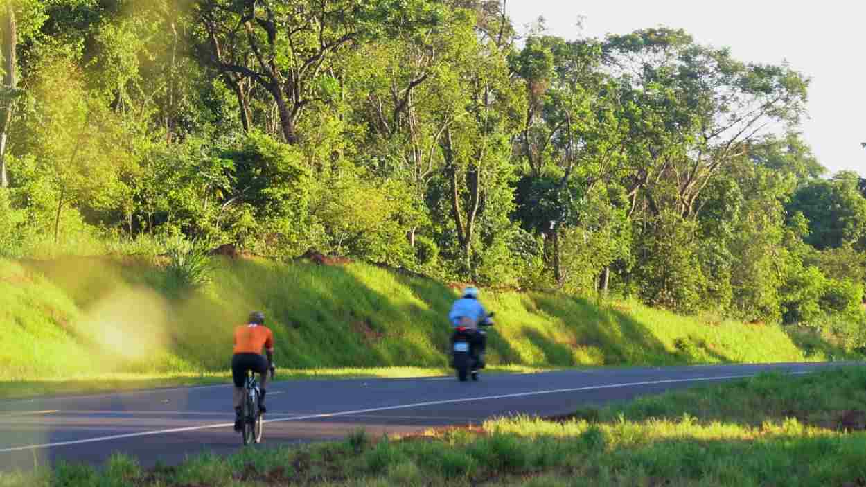 Motociclista dispara em alta velocidade na Perimetral diariamente e no mesmo horário; assista