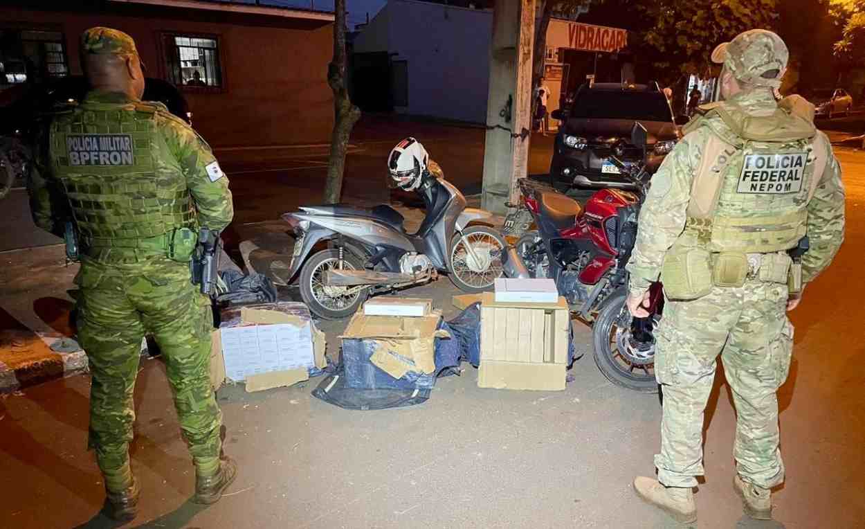 Motos carregam eletrônicos do Paraguai em bags similares às de aplicativos