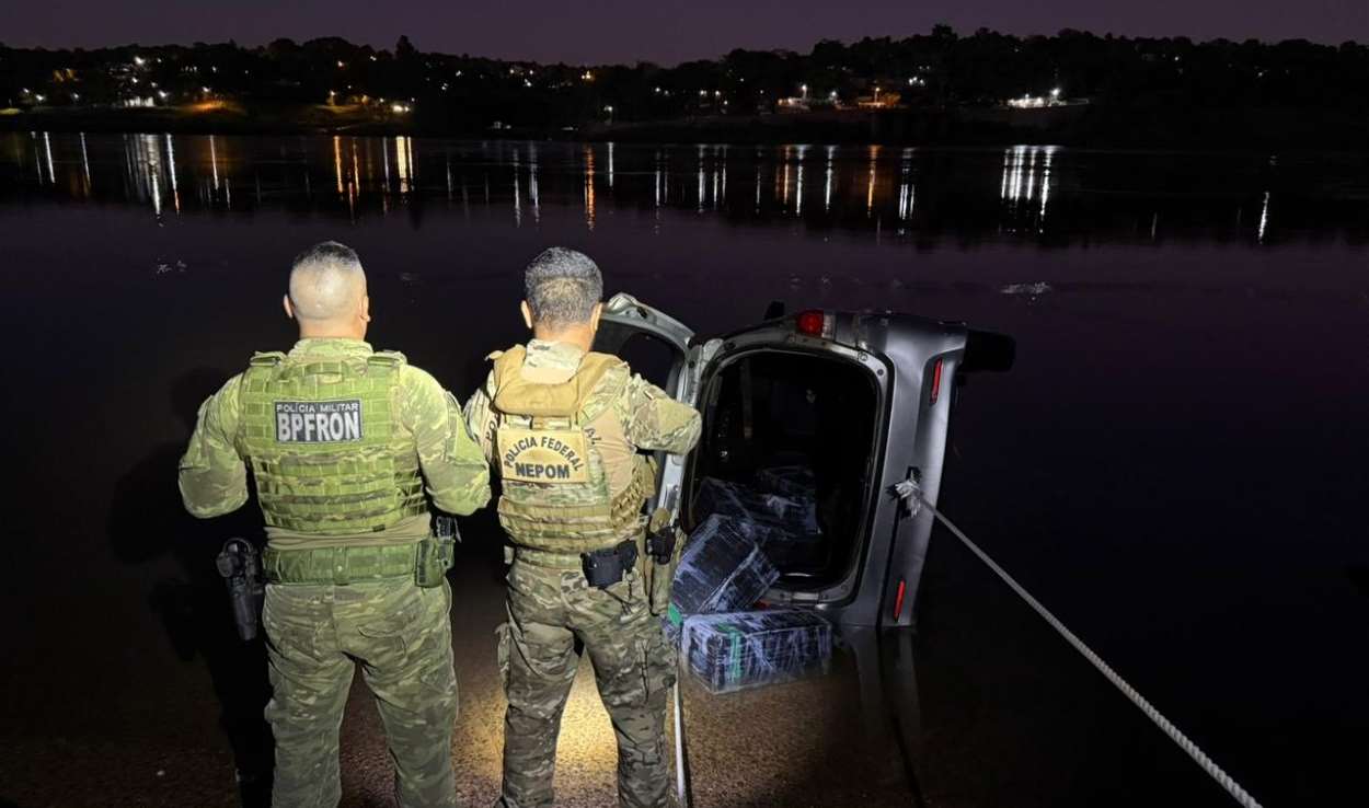 Narcos na fronteira: motorista em fuga afunda carro de drogas no Rio Paraná